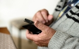 „Uśmiech przez telefon” dla nowohuckich seniorów