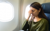 Astmatycy, zawałowcy, przeziębieni – kto może bezpiecznie podróżować samolotem, a kto powinien wybrać inny transport na wakacje?